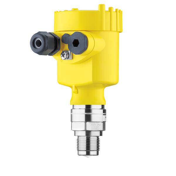 Radar sensor for continuous level measurement of bulk solids and liquids