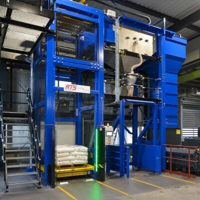 Bag emptying in container with granulate dryer XXL-unit