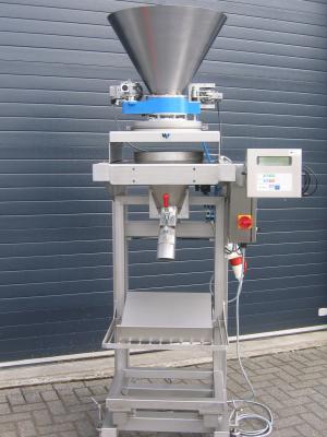 Semi automatic bag packing machine with changeable dosing systems