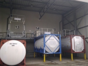 Collective safety measures for working on tanks Safety cages for tank cleaning