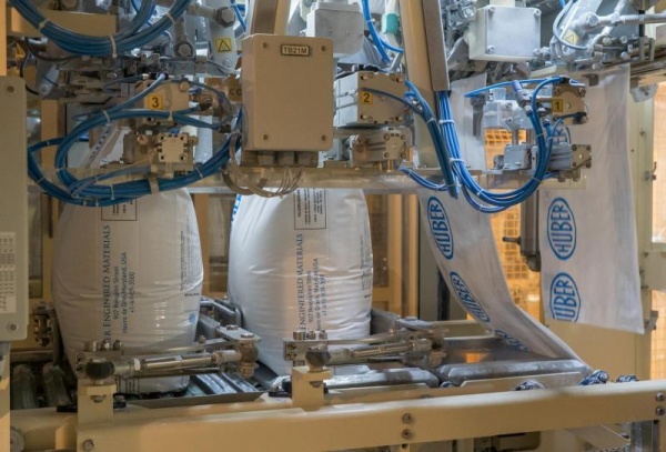 New innovative Concetti bagging line for precipitated silica Advanced deaeration techniques allow the packaging from a tubular reel