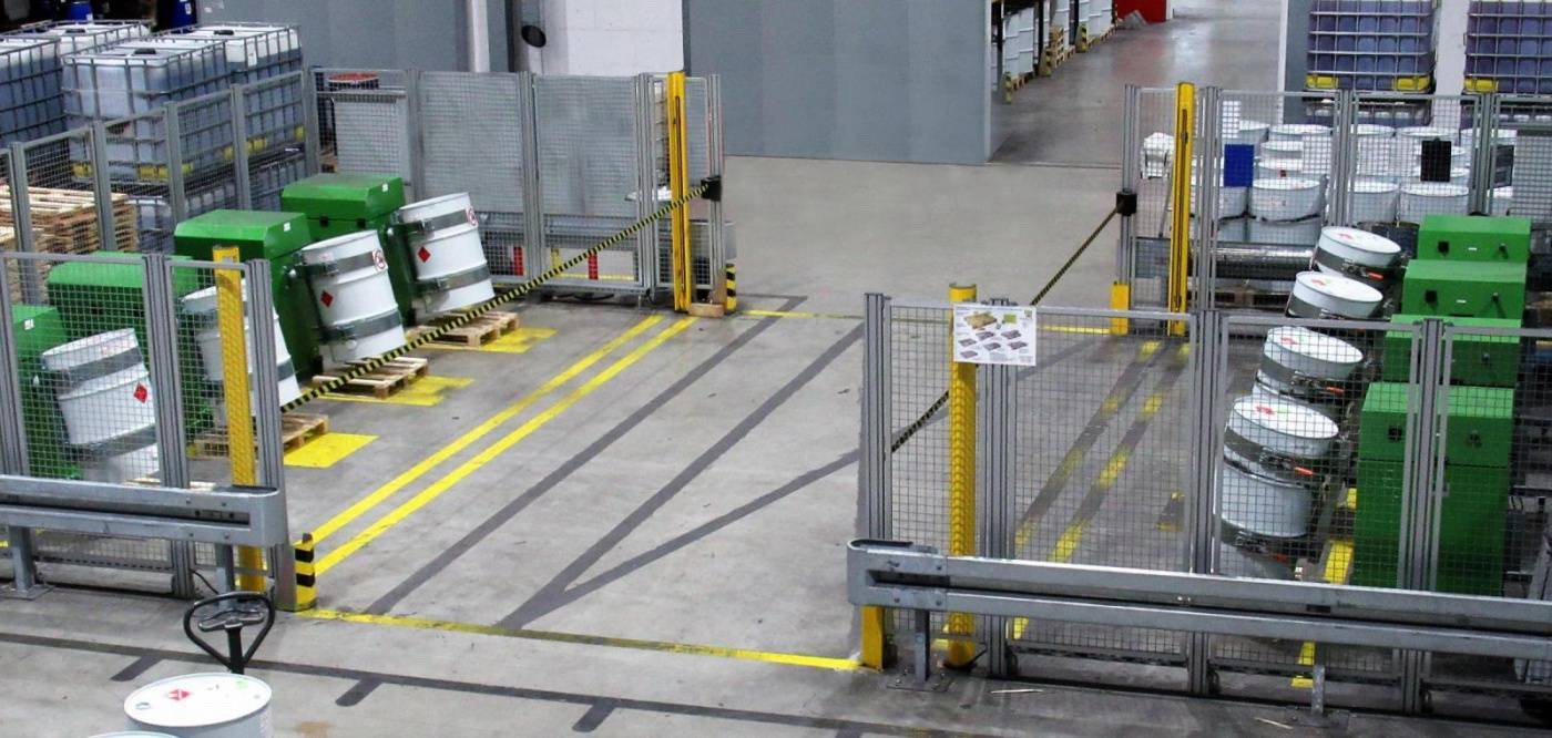 Homogenising blends of solid matters and solvents  Electrically tilting MIXOMAT C drum blender manufactured by FUCHS Maschinen AG