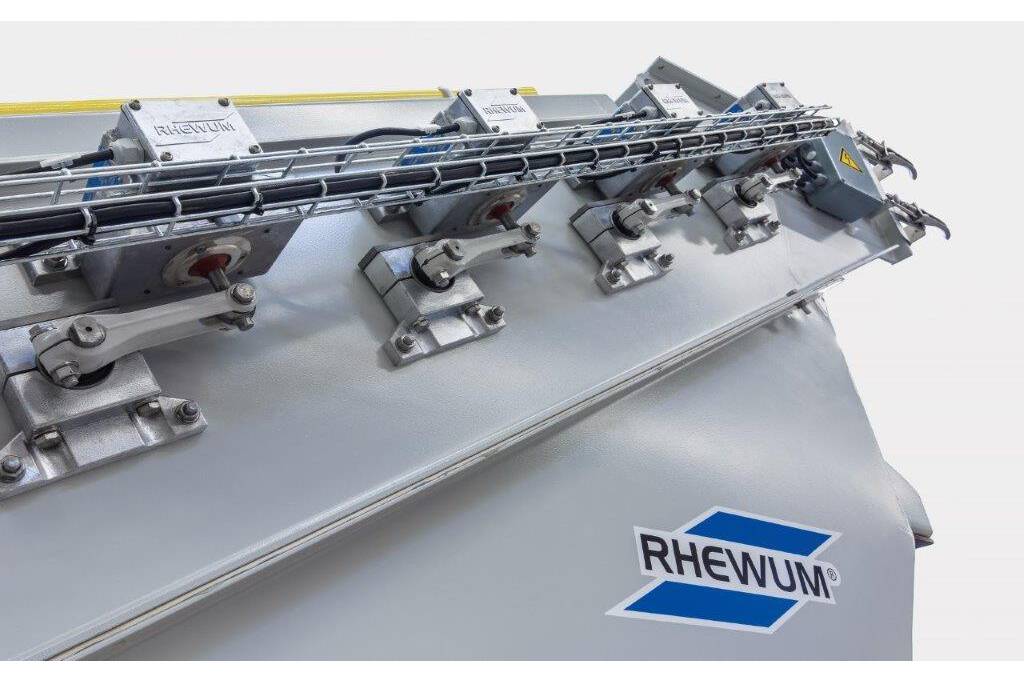 Screening animal meal with a Rhewum WA static sreening machine Very fine screening of products for the growing petfood market