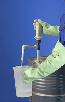 New model in the filling device sector in 2006 AkkuPump for simple and safe liquid transfer