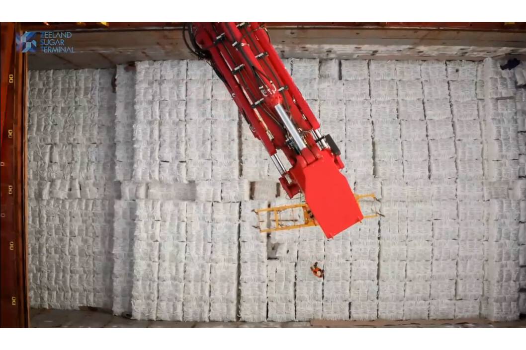 Zeeland Sugar Terminal SYMACH palletizer sling bags in breakbulk ship hold