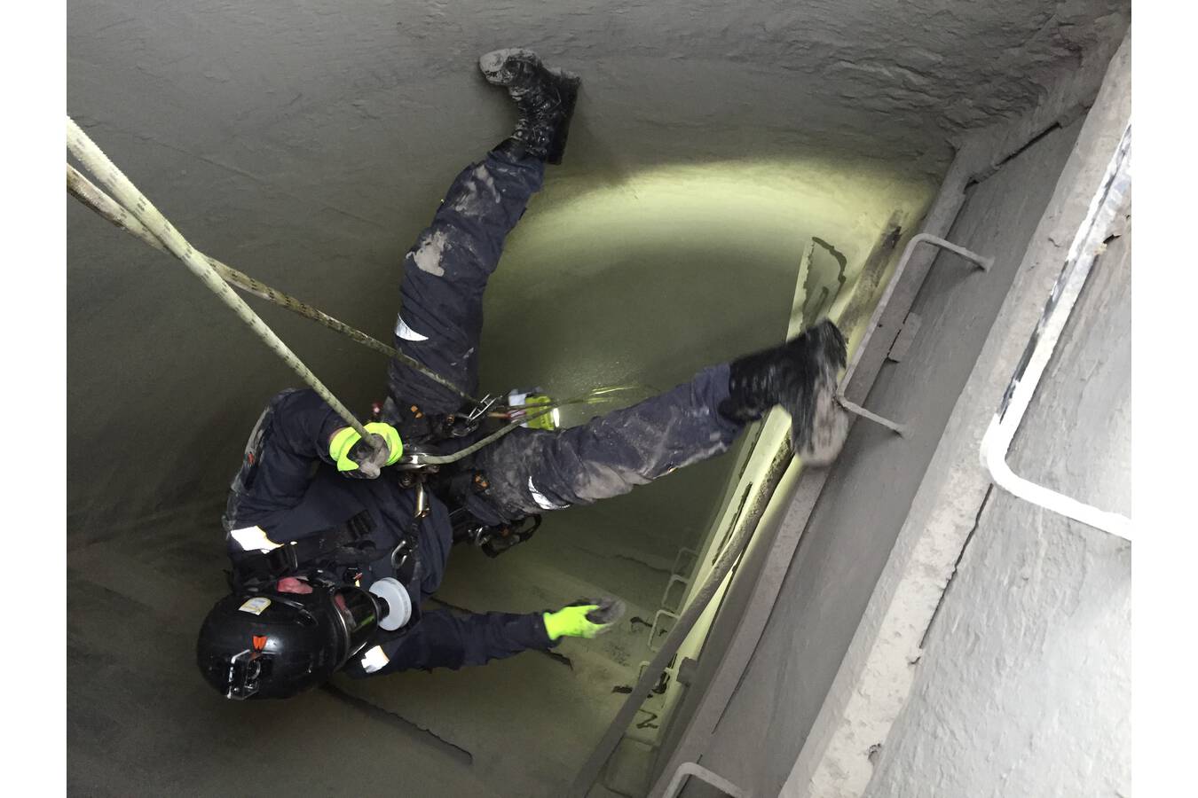 Reparatur von Polyestersiloanlagen 