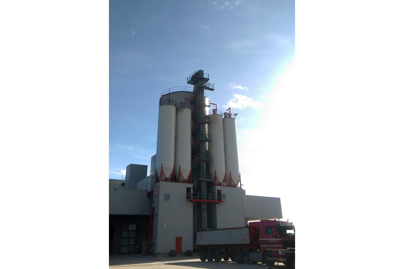 Cost savings through elevator overhaul Spaansen Bouwsystemen in Harlingen has achieved significant cost savings with a complete elevator overhaul. Processing is more efficient and long lasting, durable components are used.