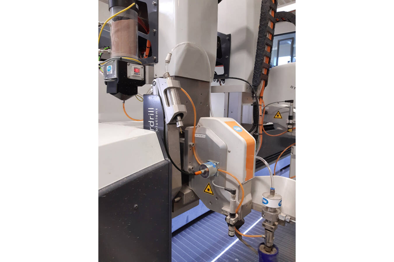 Flow monitoring to control the dosing of abrasives In waterjet cutting systems very high precision of dosing abrasives is required. Envea Process developed the FlowJam T sensor for this purpose.