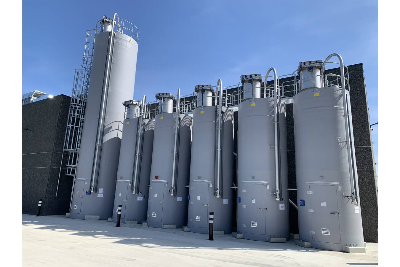 Six composite flour storage silos at a new bakery Polem and Siloba installed composite storage silos in Bree, Belgium