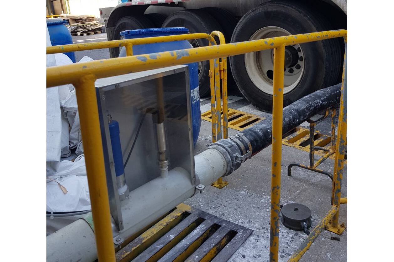 Material flow monitoring for truck unloading efficiency During the unloading of trucks, it is useful to know when the truck is empty so the pump for unloading can be switched off.