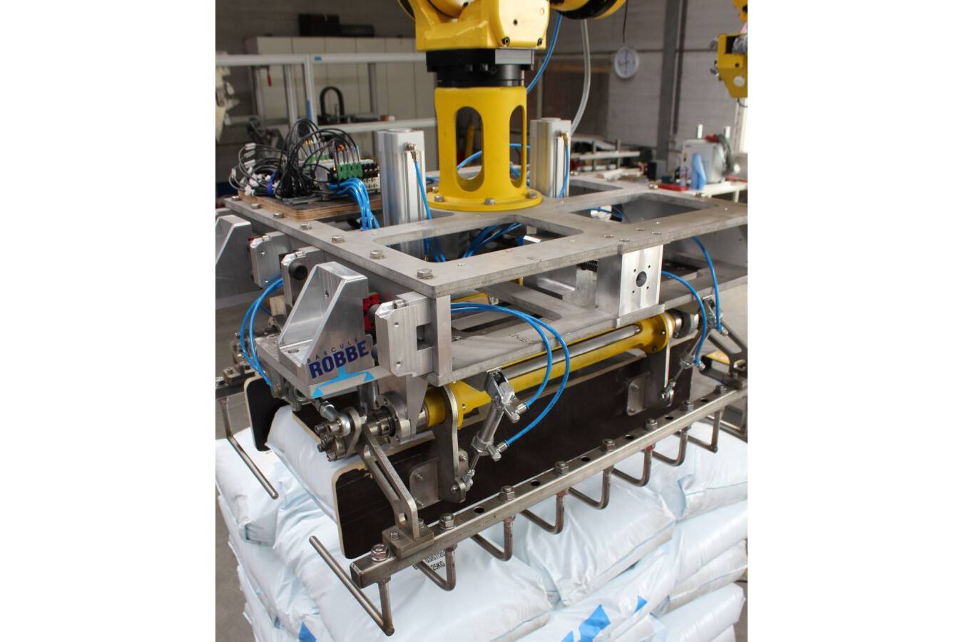Palletizing robot. Via 4G IIoT access of the filling and palletizing line, you can keep track of exactly how many bags were filled and stacked. Palletizing robot. Via 4G IIoT access of the filling and palletizing line, you can keep track of exactly how many bags were filled and stacked.