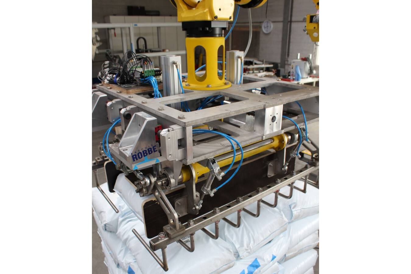 Palletizing robot. Via 4G IIoT access of the filling and palletizing line, you can keep track of exactly how many bags were filled and stacked.