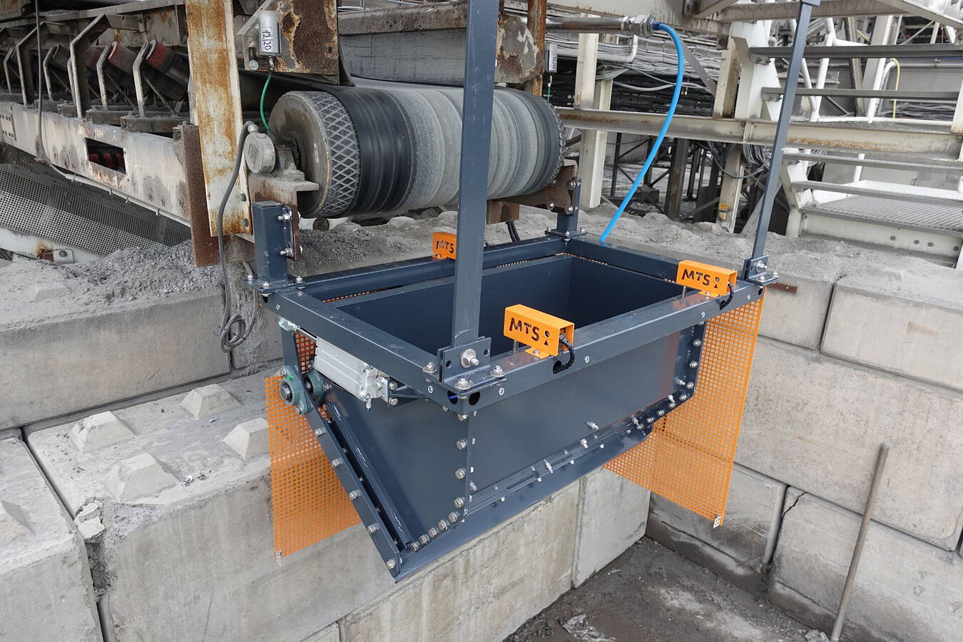 When it’s too little for the belt scale MTS developed the CDW, the conveyor discharge weigher, for low and medium flow rates from 200 to 5,000 kg/h. Weighing is very accurate because it is static.