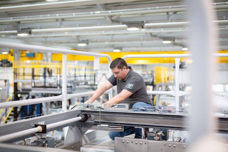 New assembly hall for Static Binder in Gleisdorf  Static Binder has extended her assembly hall to  5000 square meters, incorporating 19 office workstations and a warehouse for spare parts.