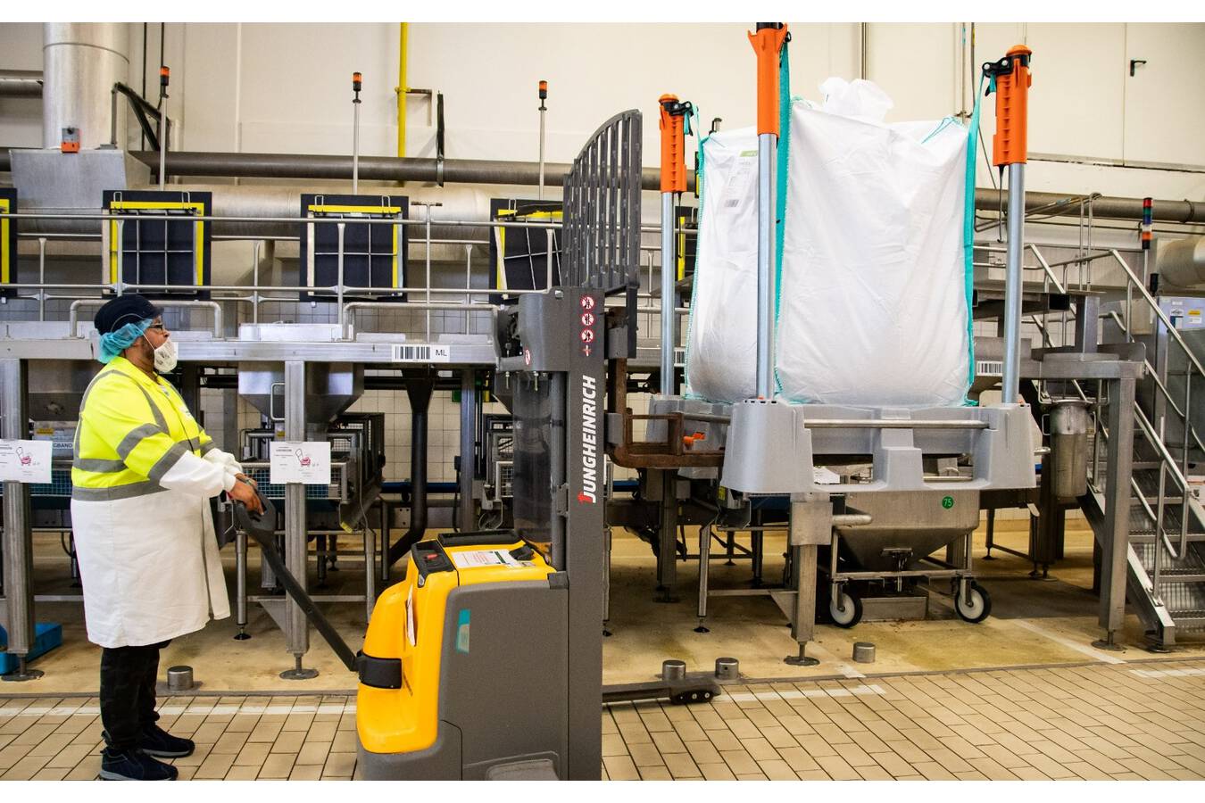 Neva system keeps production lines and products clean The innovative Neva big bag handling system at Duyvis (PepsiCo) means efficient work preparation, saving space, increased food safety and a clean product line.