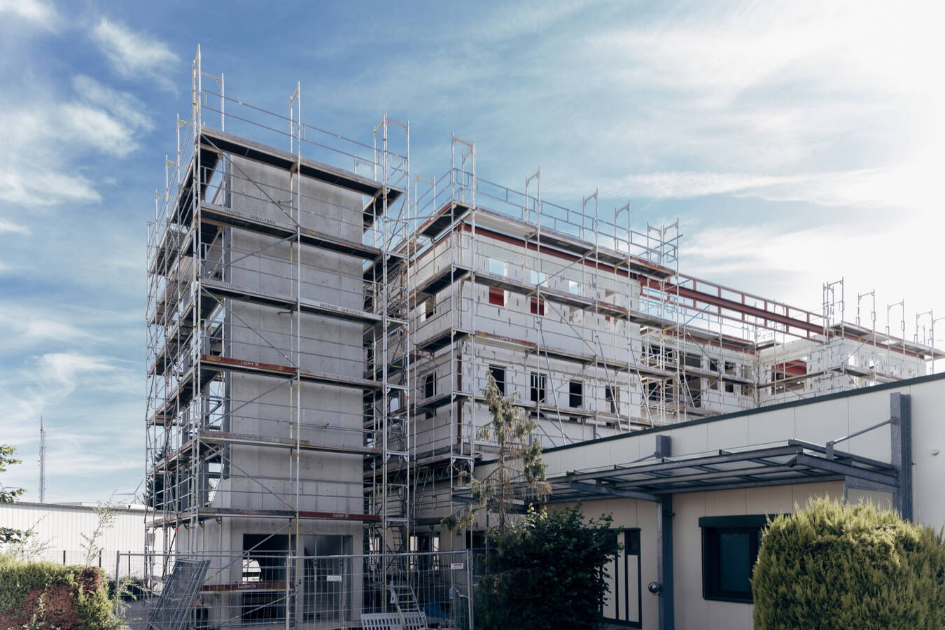 REMBE continues to invest in the Brilon site With its two locations, the Brilon-based company REMBE GmbH Safety+Control is already reaching its spatial limits. The office tower on Gallbergweg is currently being renovated and extended. 
