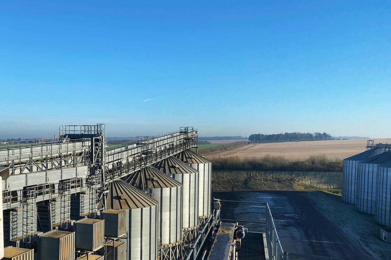 Upgrade of level monitoring system in grain storage A large grain storage facility in the south of England required a reliable content measuring device to replace an old acoustic wave system which was no longer functioning.