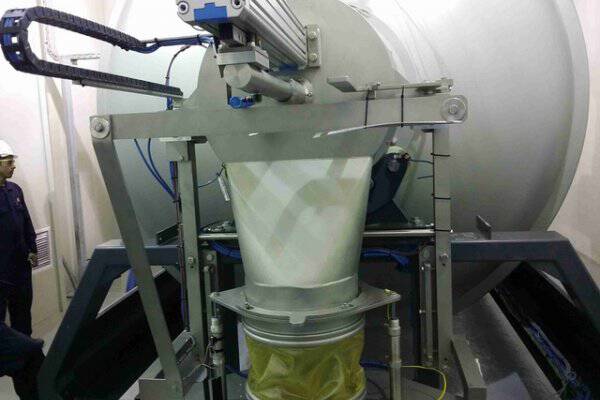 Rotary drum blenders for plastics industry Lindor rotary drum blenders are increasingly finding their way into the plastics industry. Also in special cases: the mixing drum used as ‘cyclone’ in a pneumatic conveyor system.