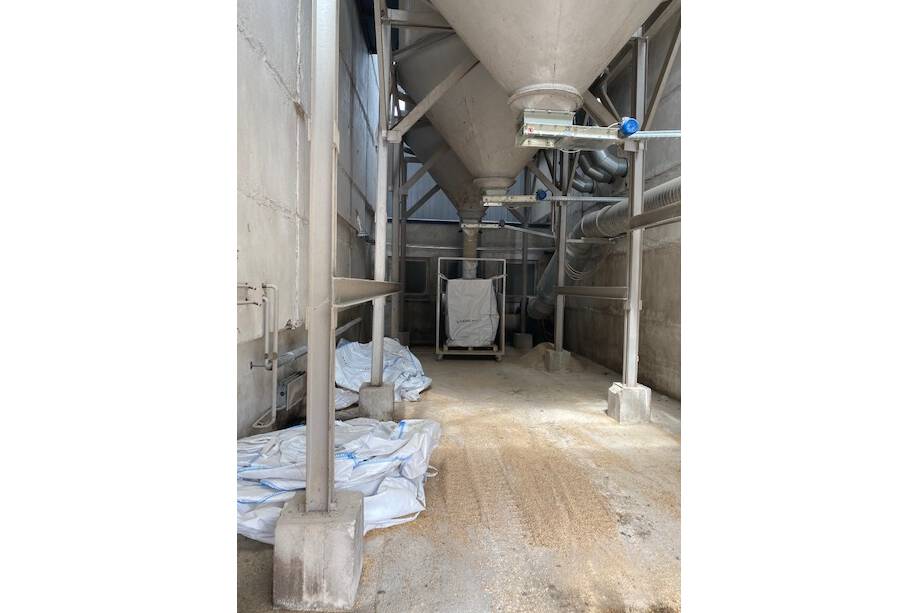 Continuous dust measurement in malt filling The continuous dust monitoring in malt filling protects employees and the production facility from the dangers of a high dust concentration.