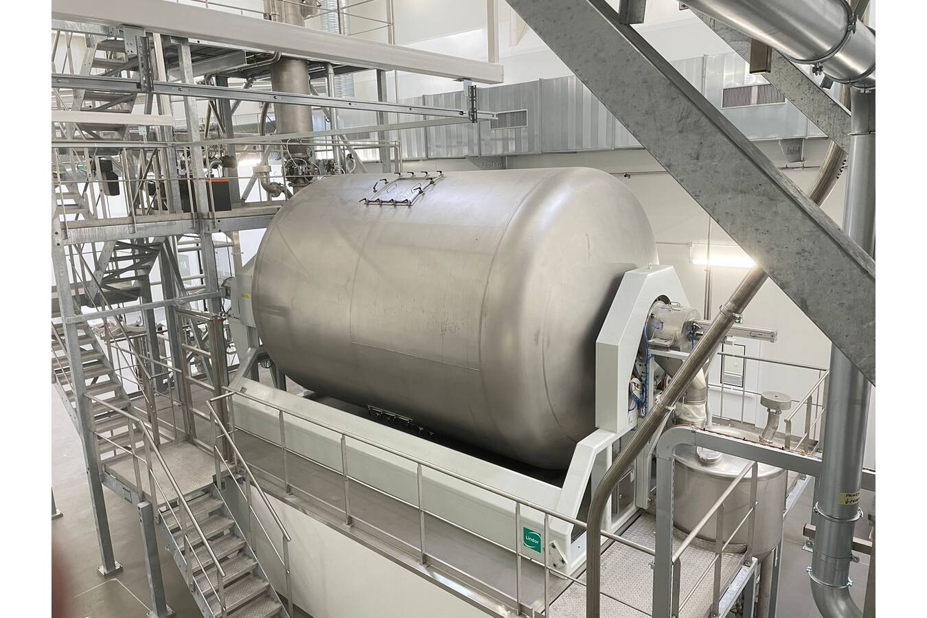 Weishardt blends gelatin and collagen with XXL Lindor mixers To date, Weishardt runs 3 Lindor L25000 mixers in 3 factory locations, with their latest order just installed in their newly opened production site.