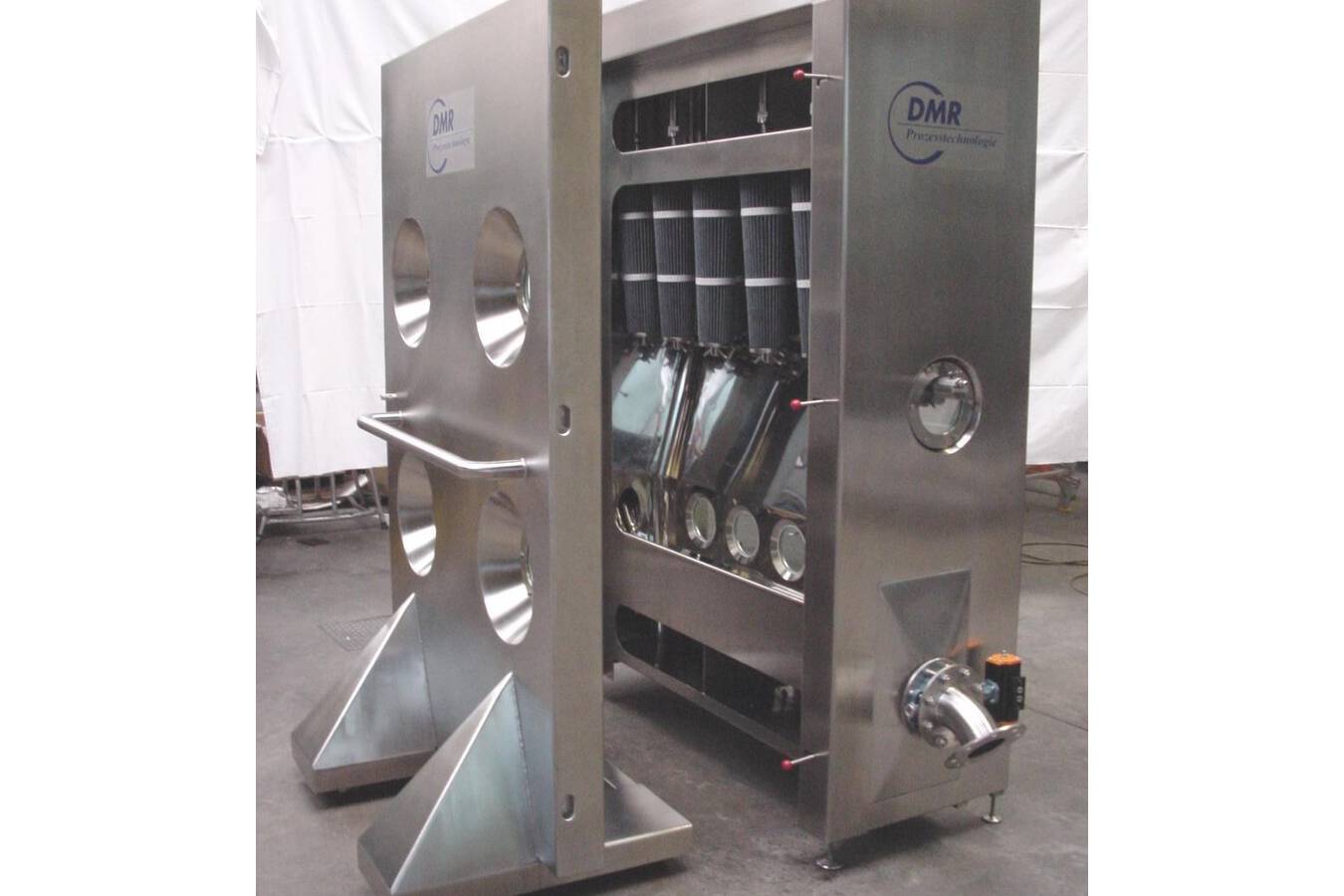 Fluidized Bed Unit WFP 15-2 ”Multifunctional Plant” The process unit WFP 15-2 is a high-quality, continuously operating pilot plant for the production of sample quantities and small-scale production of powders up to free-flowing products.