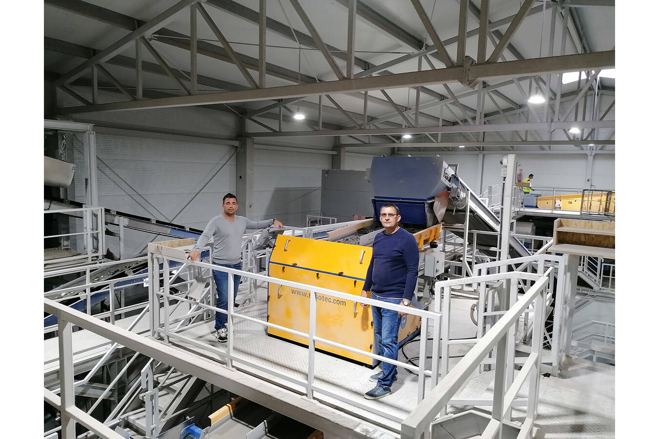 Owner Mátyás Máthé (left) and Managing Director Ferenc Aszódi (right) are very satisfied with the performance of the SPECTRUM glass sorting systems (Photo: Sesotec GmbH)