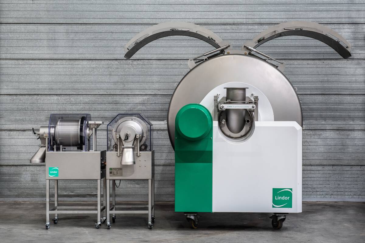 Lindor Exhibits Three Special Mixers at POWTECH, Stand 3-163 At the upcoming POWTECH fair, Lindor will be showcasing 3 special machines: a small laboratory mixer, the Gull Wing mixer and the Lindor Capsule© vacuum drying and coating machine