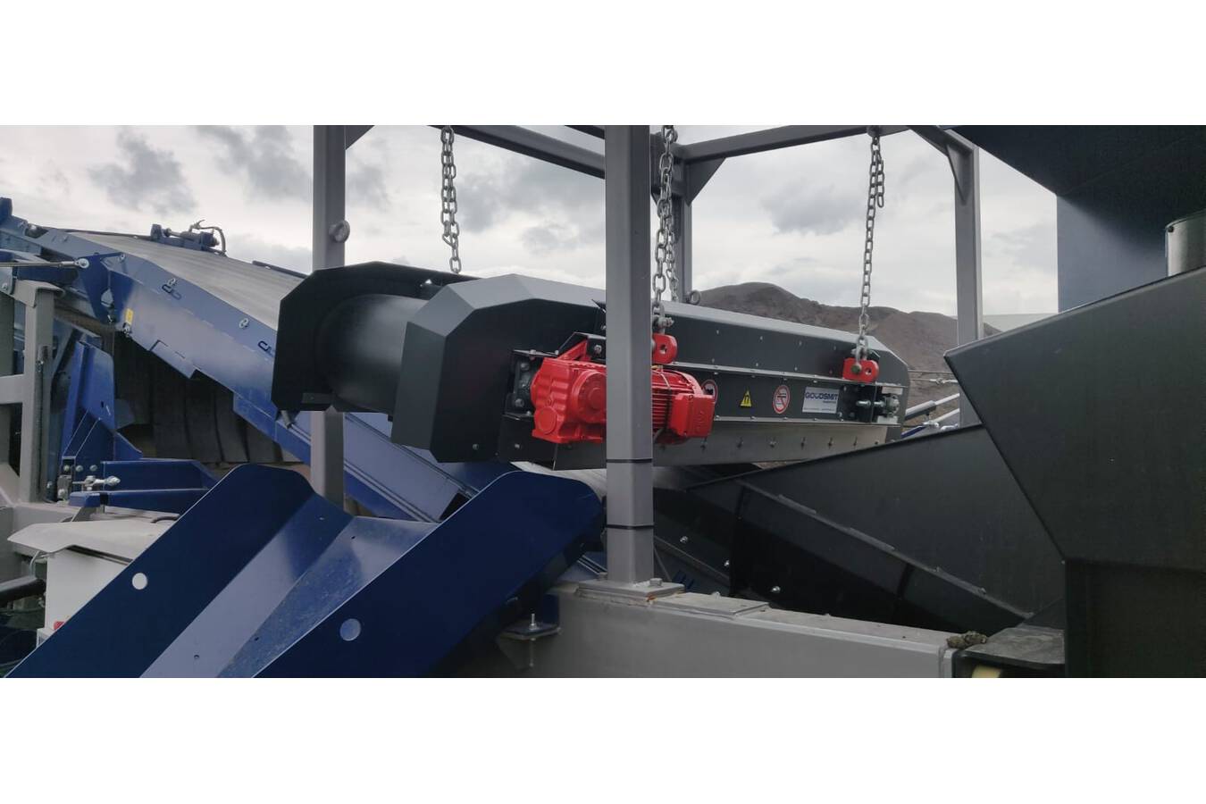Modular overband magnet for mobile recycling systems Goudsmit  has recently developed a range of mobile overband magnets. The modularly designed magnets remove iron particles from underlying material streams and are intended for mobile recycling systems.