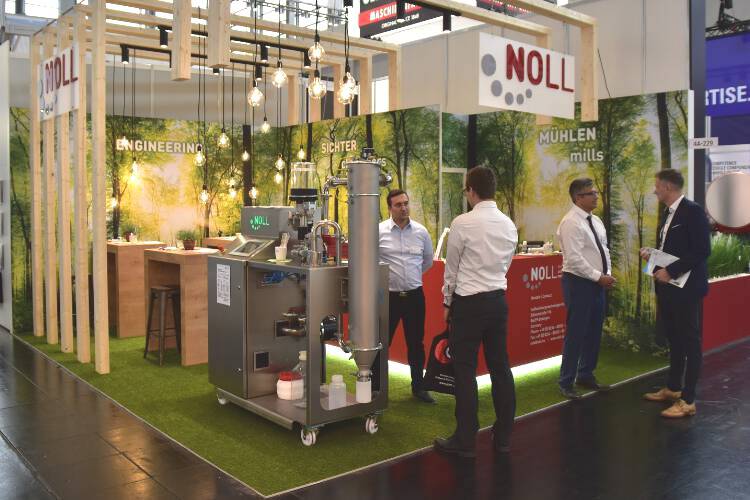 Sunshine & Success NOLL at POWTECH 2022. A lot of applause for NOLL Processing Technology’s latest innovation, the ultra-compact laboratory system 1050. Another big winner: extraordinary energy saver DemiNo®, NOLL’s exclusive impact jet mill.