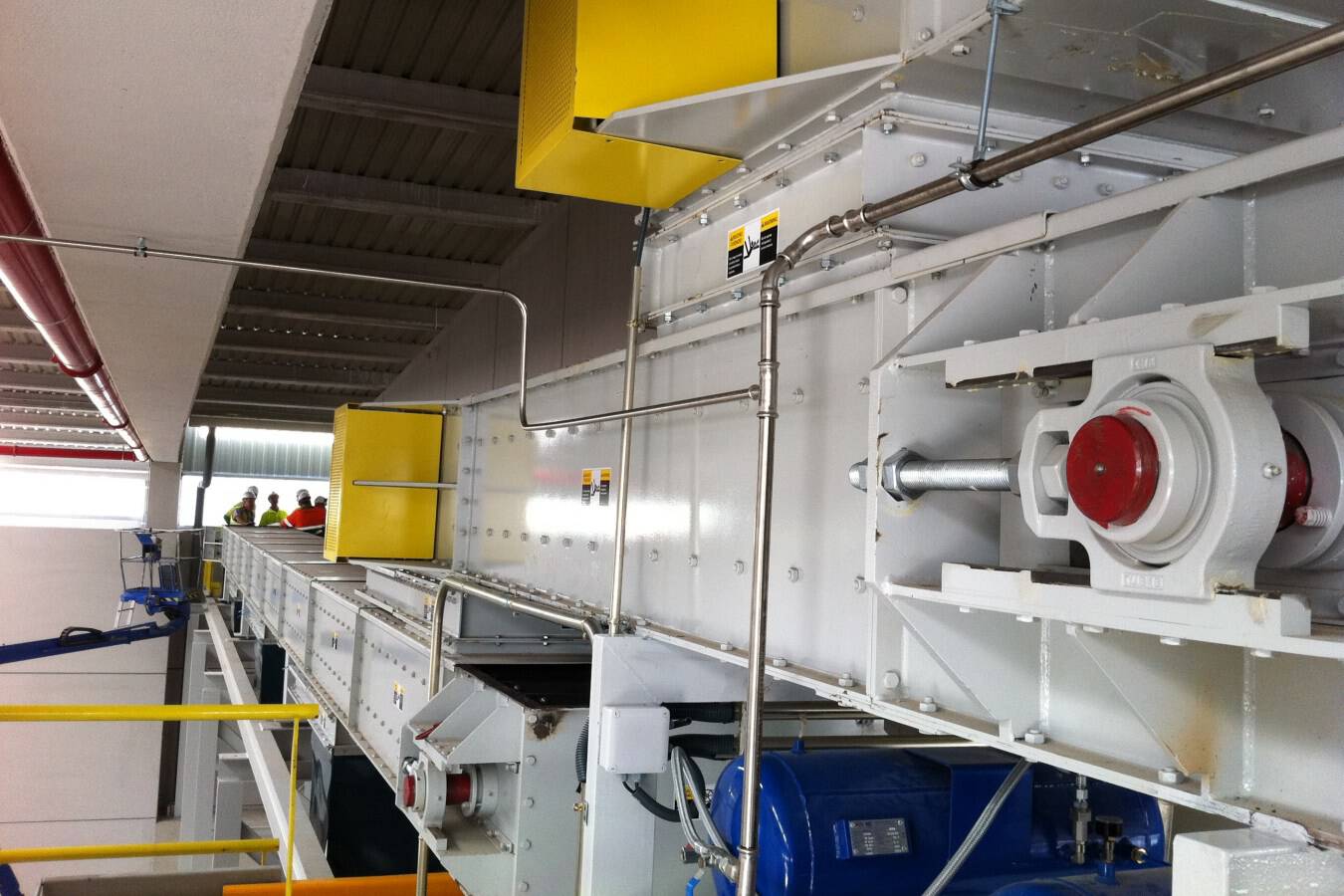 Chain conveyors for transport and elevation of Solid Recovered Fuel Sinfimasa designed three chain conveyors for the transport of SRF. Sectorization of two fire zones was important, so one of the conveyors was equipped with firewall slide gates.
