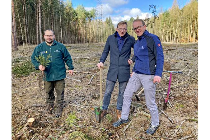 ULT delivers on promises and plants over 100 trees On April 3, 2023, ULT planted mora than 100 trees in the UNESCO biosphere reserve of the Oberlausitz heath and pond landscape. This action resulted from a promise made at the 7th ULT Symposium in May 2022.