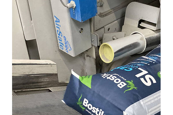 Monitoring of a bagging machine To detect incompletely sealed bags, Bostik in Borgholzhausen (Germany) monitors a bagging machine with an AirSafe 2 of ENVEA.