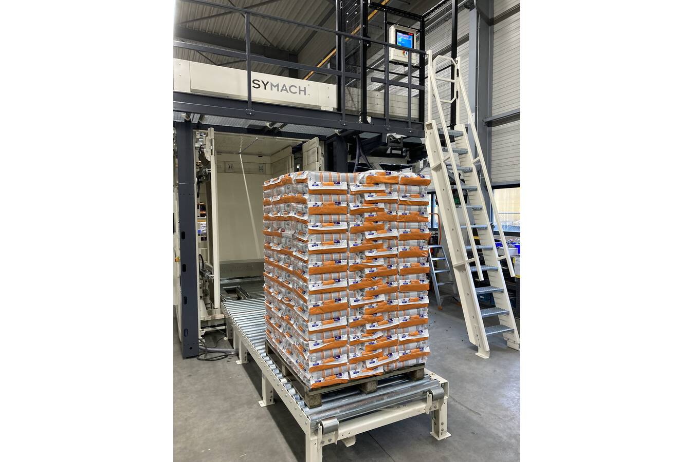 The brand-new SYMACH 3500S Palletizer The new 3500S conventional push-type palletizer offers efficient and high-speed palletizing capabilities with superior stacking results using intuitive controls