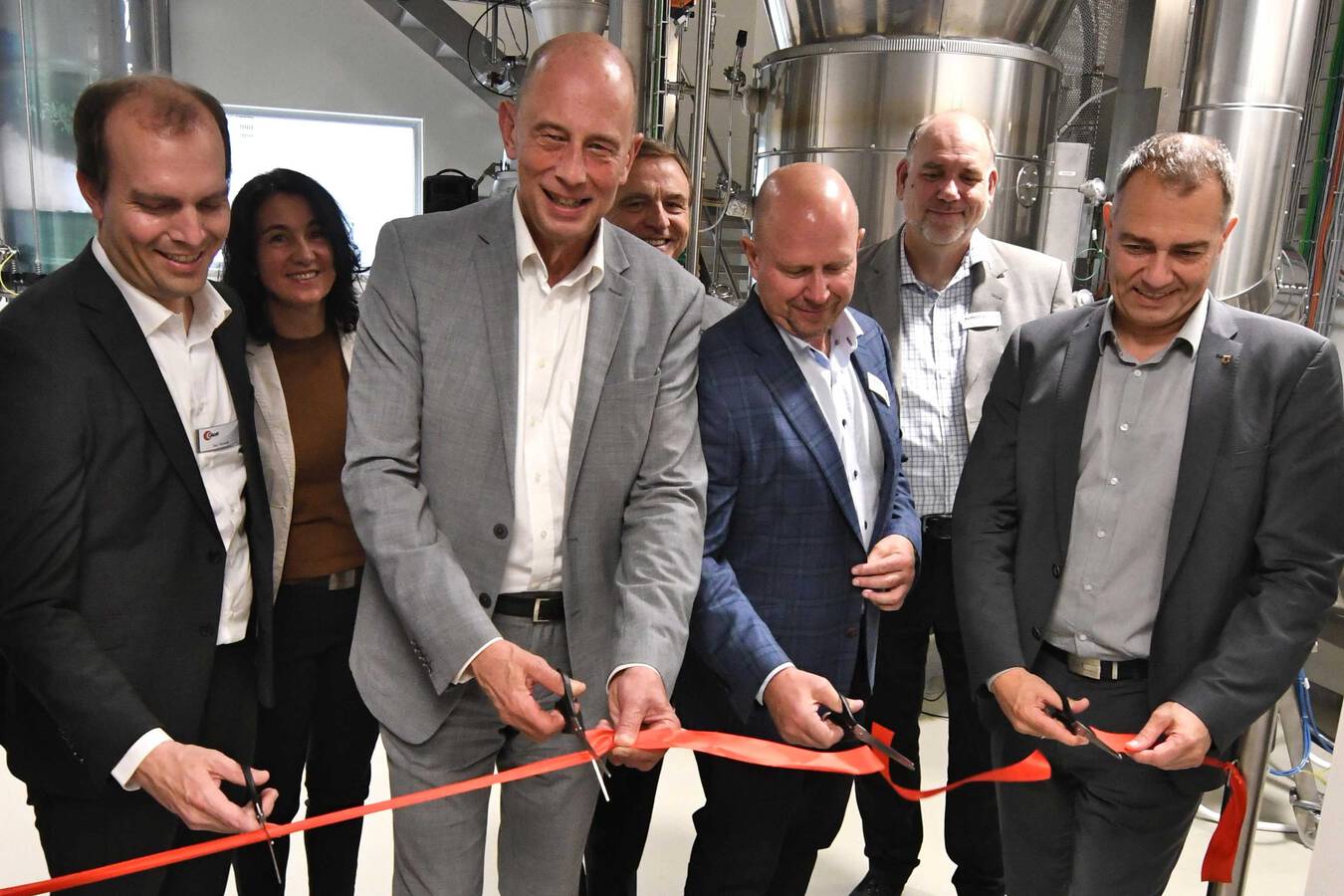 Glatt joins forces with Merck for cosmetic pigment production A completely new type of production plant for special effect pigments was officially commissioned at the Glatt Technology Centre.