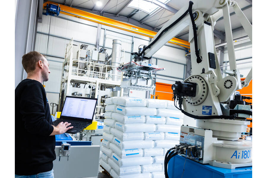 Test station for palletizing robots We offer trials for your logistics and packaging process in the test station with our palletizing robot Ai1800 directly at our premises.