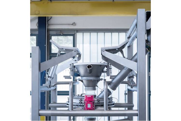 Customised for pharma: big-bag emptying station for lactose Individually tailored to the needs of our pharmaceutical customer:
a big bag emptying station for lactose, with various options for connecting downstream processes