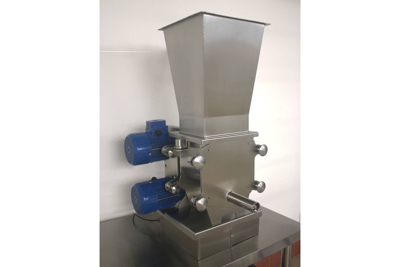 Enhance cleanability and maximise your productivity Developed especially for the food industry, Trantec’s QR TEC feeder range offers fast strip down and rebuild of the complete machine within minutes.