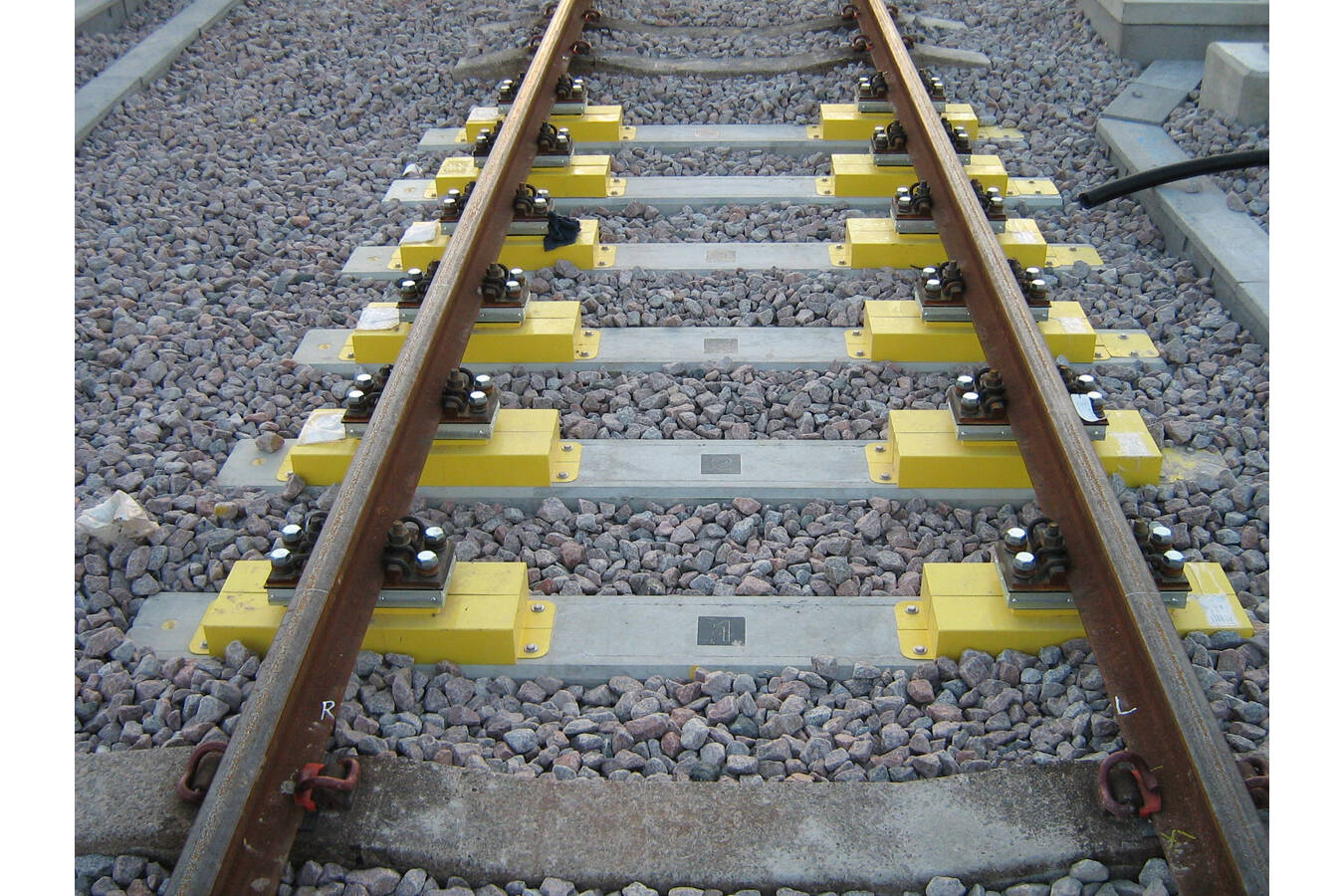 Qlar presents the best of both worlds at InnoTrans At the InnoTrans trade fair in Berlin, Qlar, formerly Schenck Process, will be presenting dynamic, legal-for-trade weighing of wagons with the MULTIRAIL Train Scale products and digital yard management with the LOGiQ software.