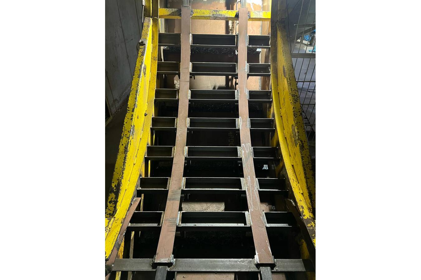 Efficient modernization of a waste wood recycling plant After 29 years of operation, the waste wood recycling plant of the Gigler company was refurbished. Production manager Alexander Schönacher optimized the plant together with HejuTec and FB Ketten. The result: a more efficient and reliable plant.