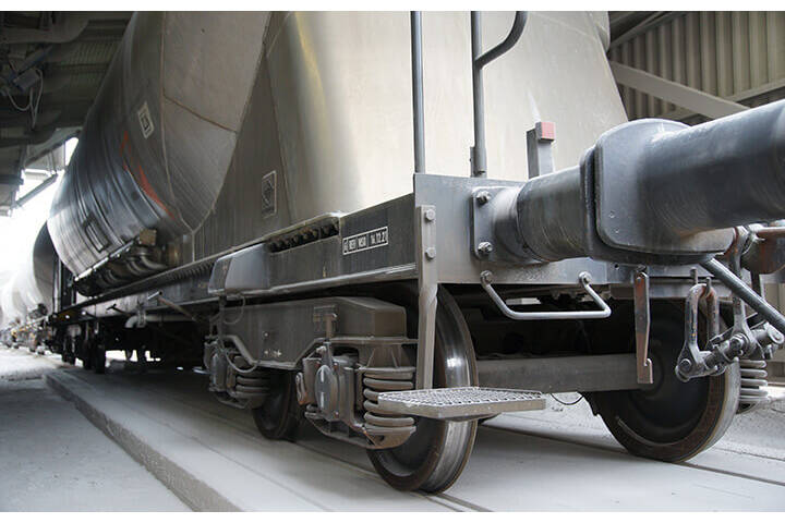 Railway scale wit SysTec weighing terminal The newly implemented railway scale at Kalkwerke Oetelshofen GmbH & Co KG utlizes the W&M approved SysTec weighing terminal IT8000E