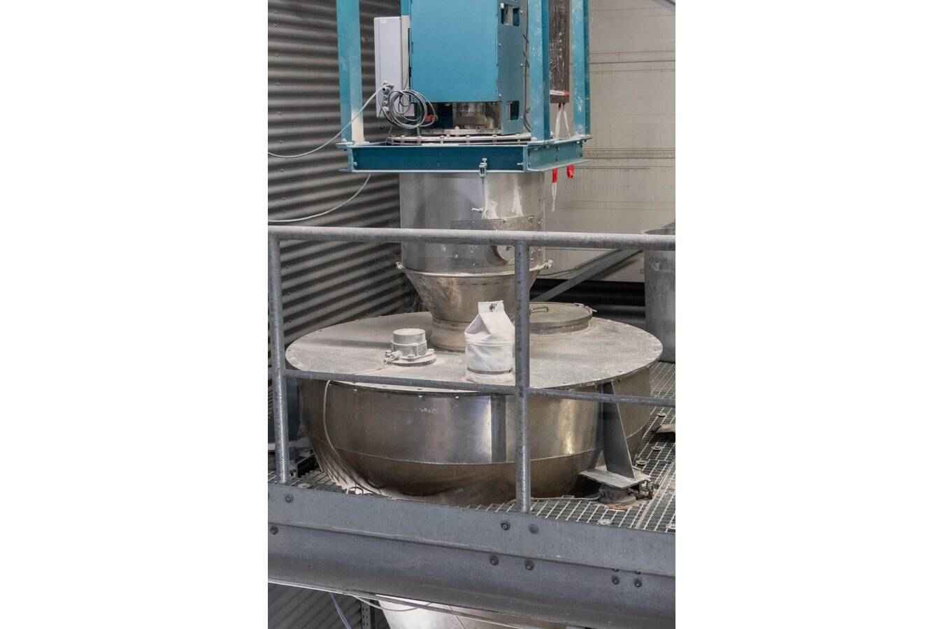 Qlar enables precise material testing in the expanded TestCenter It’s all in the mix – with the completed expansion of its TestCenter in Darmstadt, Qlar (formerly Schenck Process) now offers its customers comprehensive support in the simulation of blending processes.