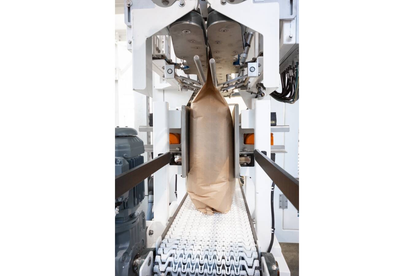 How does a packaging machine work? The purpose of any packaging machine is basically always the same: to package products as efficiently and, above all, safely as possible. 