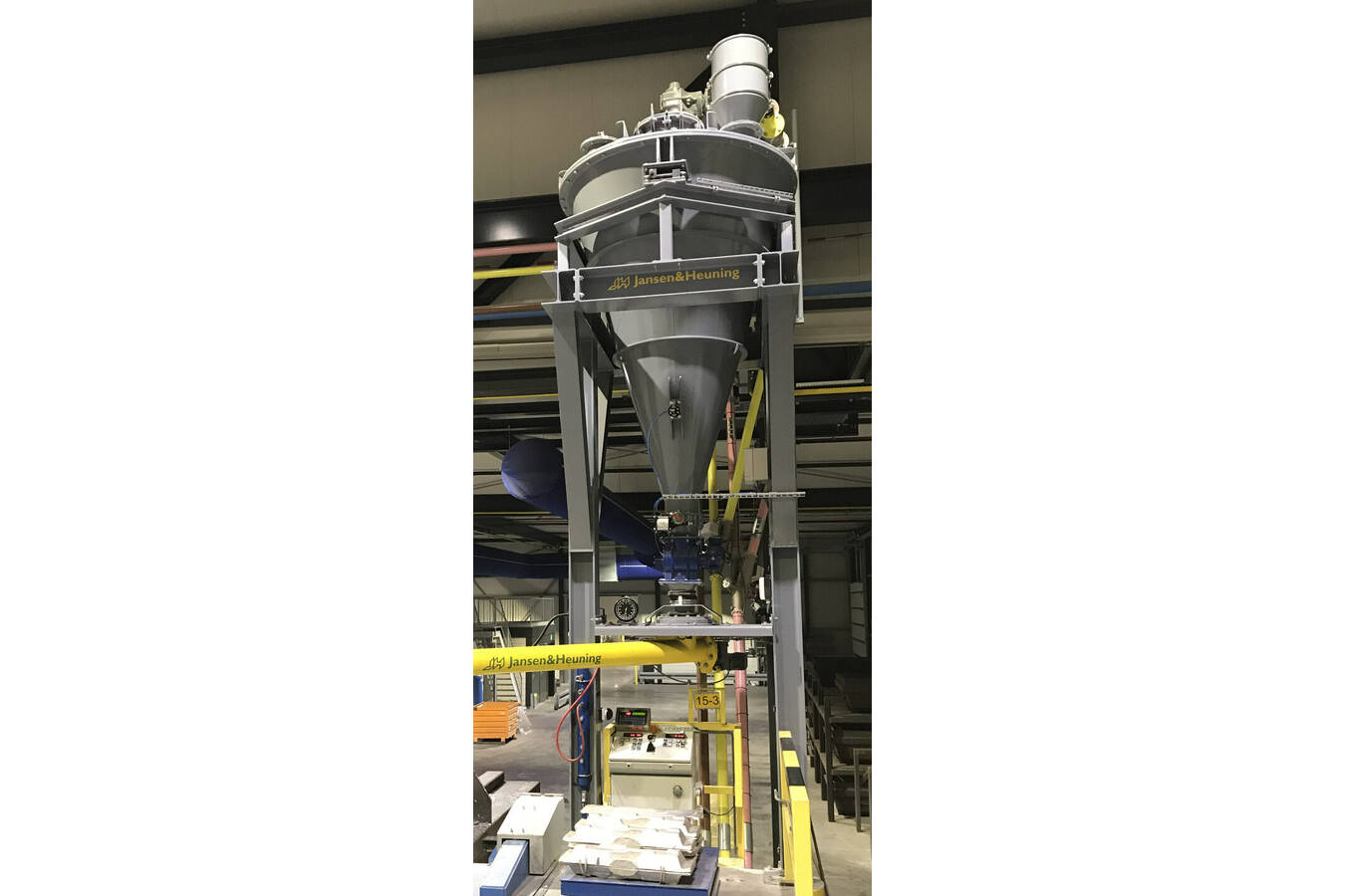 Selecting the Right Industrial Mixer An overview of key mixing technologies used in the processing of bulk materials. It outlines operational principles, benefits and challanges of different mixer types.