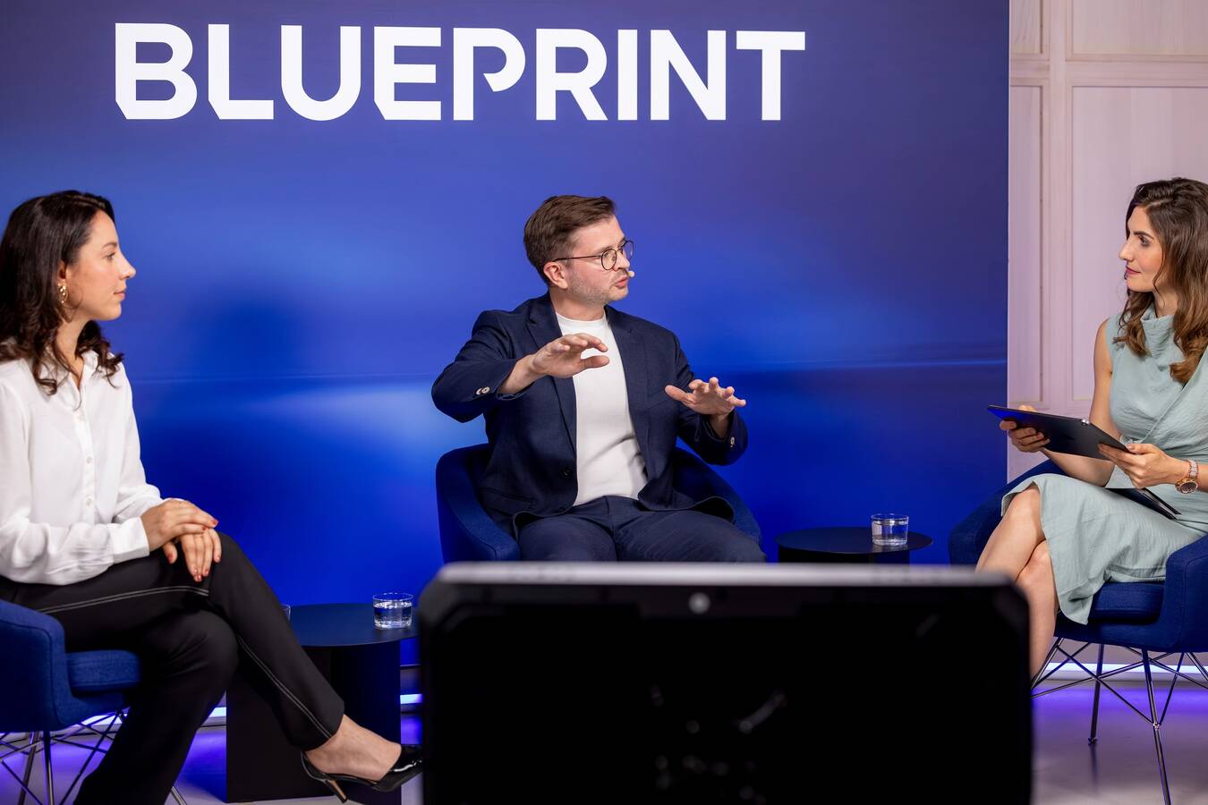 Entwicklungsingenieurin trifft KI-Experten 