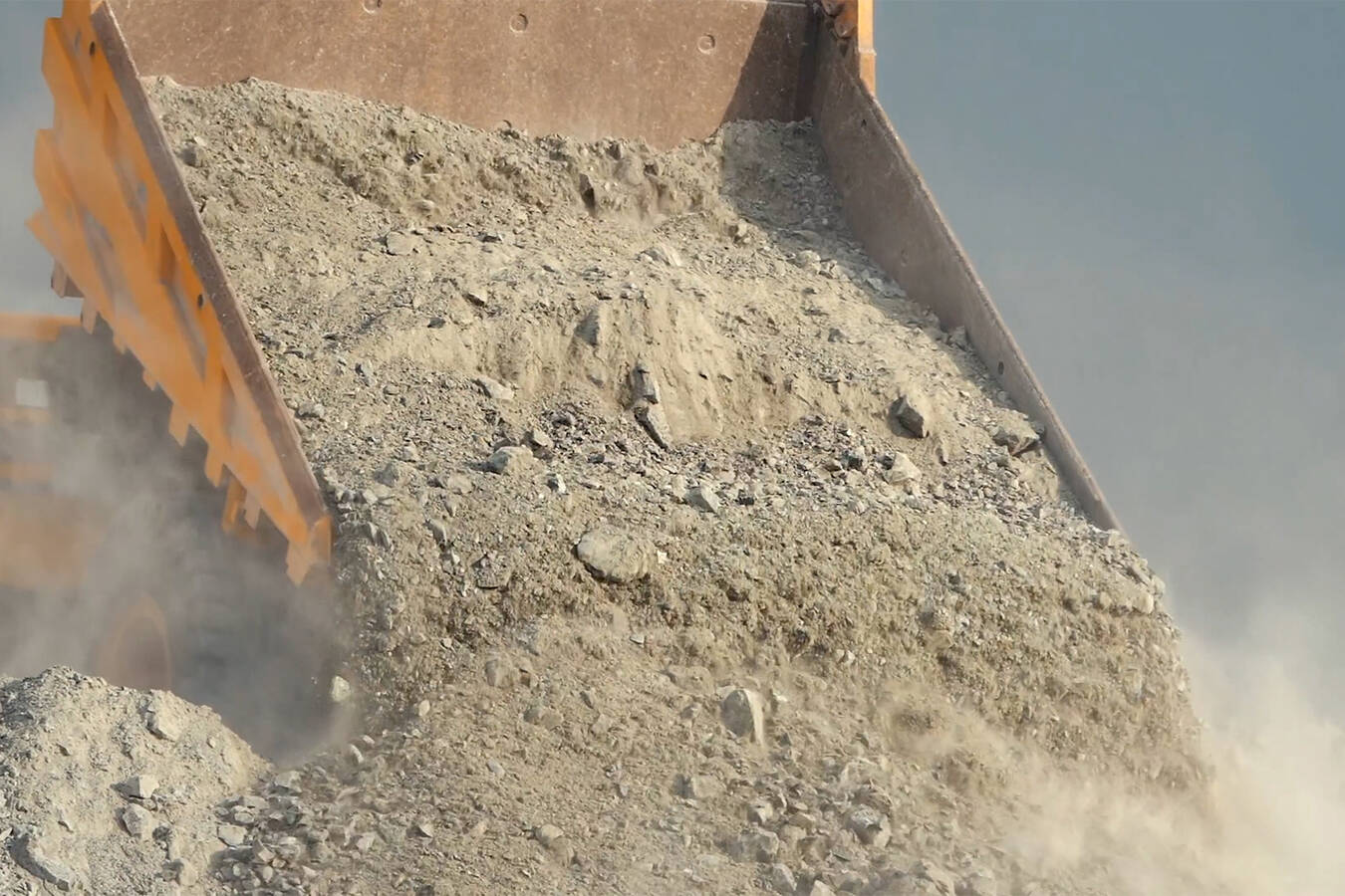 Silicosis Risk: Screeners vs. Air Sifters on Safety and Energy Silica dust is a persistent workplace hazard. This article compares sifters with modern screening; showing how direct-excited screens achieve superior separation, lower energy demand, and better dust control, despite higher upfront costs.