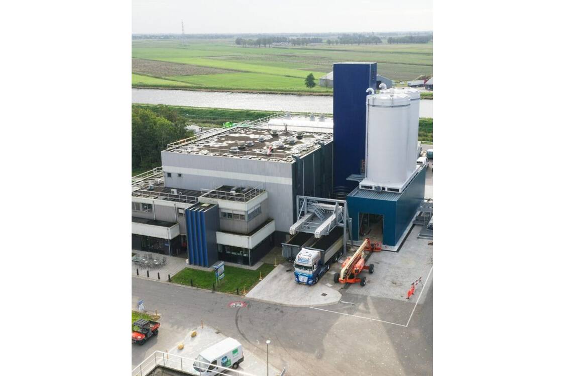 New Sludge Cake Transfer Facility in Garmerwolde: Integrated Mechanica At the Garmerwolde wastewater treatment plant, Waterboard Noorderzijlvest processes large volumes of sludge cake every day. This residue of the dewatering process is demanding to store and transport due to its sticky and irregular texture