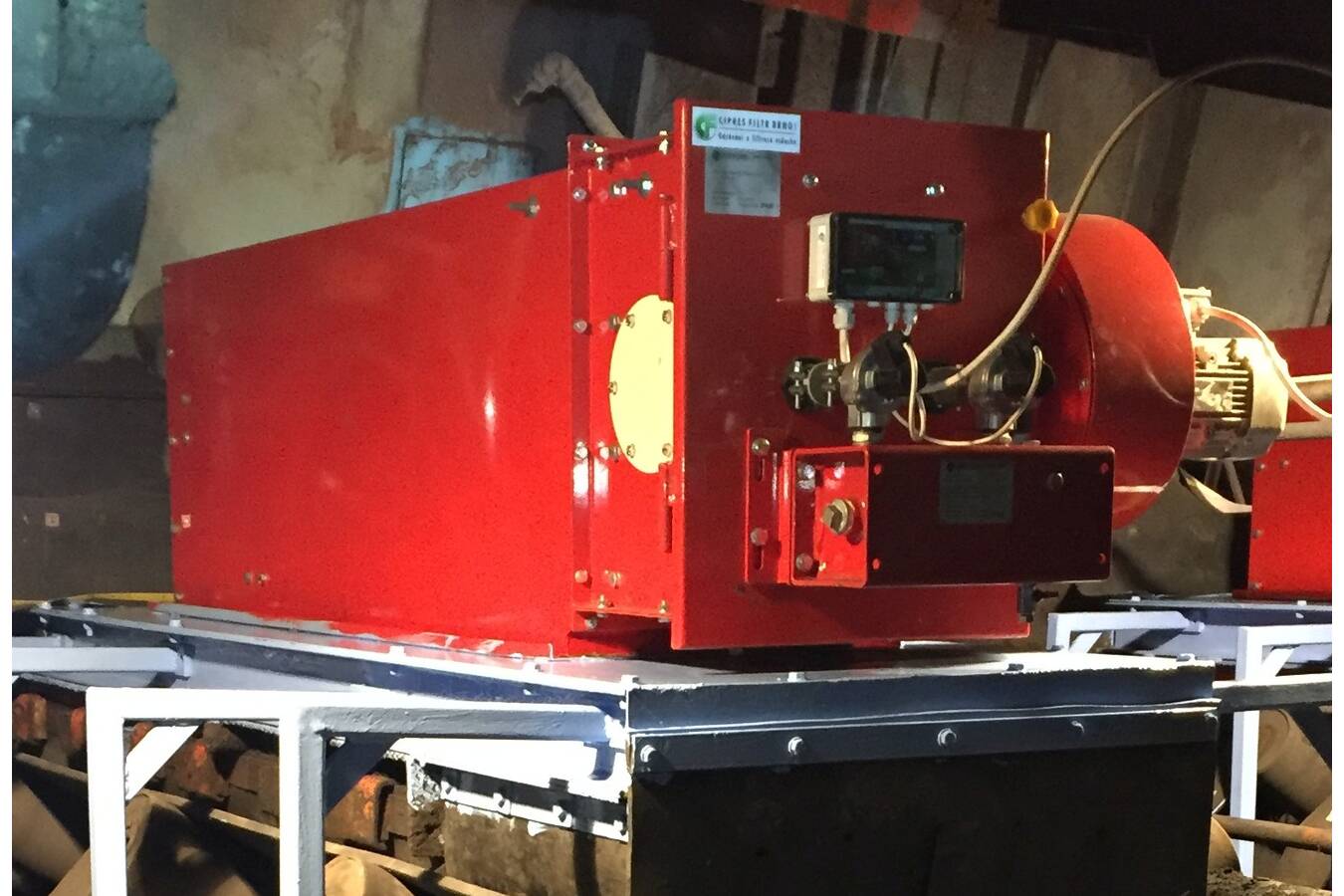 Optimal dedusting capacity at soybean processor thanks to DCP A processor of soybeans and rapeseed has fitted a number of belt conveyor transfer points with durable spot filters from Dust Control Partners (DCP). Despite the limited installation space, optimal dust control performance has been successfully achieved.