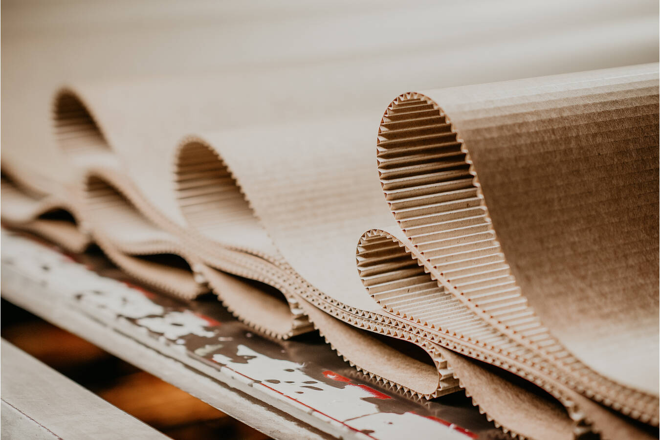 Precise Monitoring of Glue Storage with UWT Sensor Technology Continuous Level and Point Level Measurement in Glue Applications for the Paper and Packaging Industry.  Even with
Sticky Liquids and Agitated Tanks