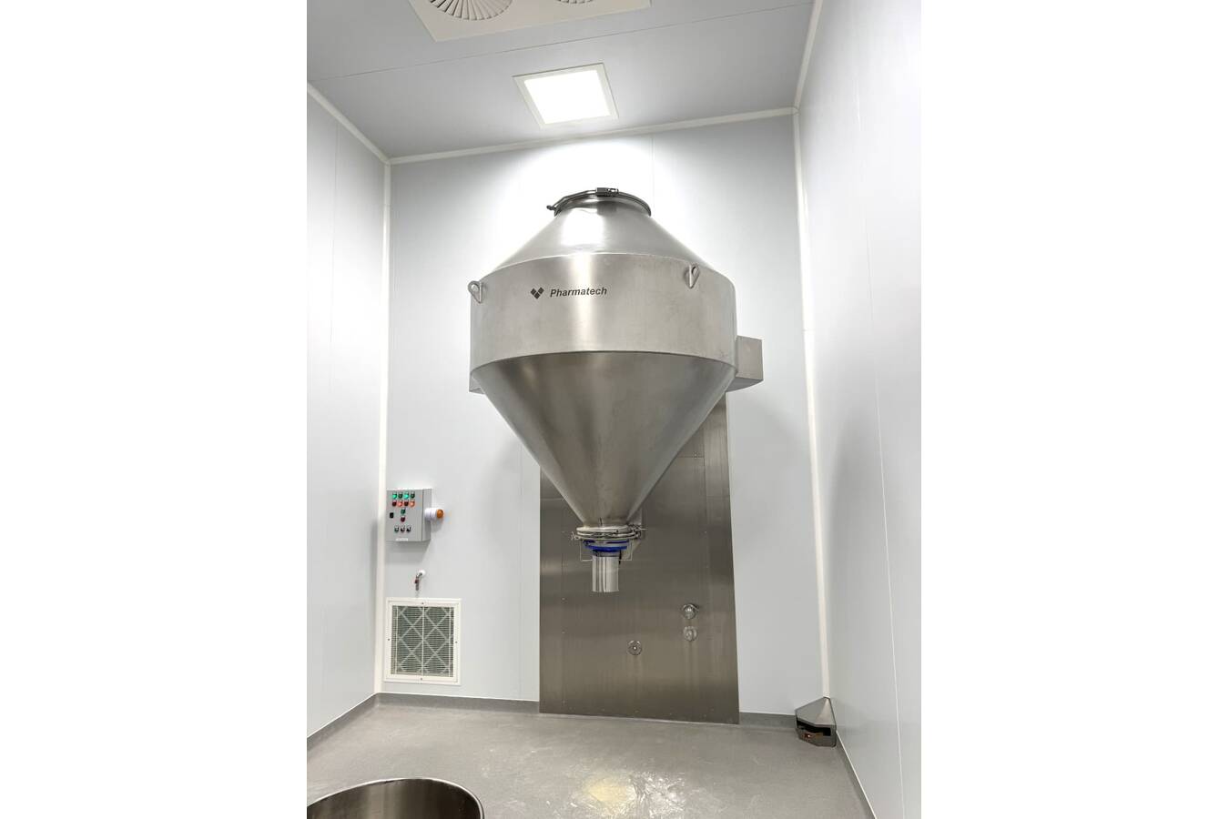 New arrival at Foeth: modern Pharmatech 2000 ltr tumbler mixer Modern 2000-Liter tumbler mixer; More new arrivals: Pharmatech FlexiSieve; Pharmatech lifting/tilting machine; Pharmatech Floor Scale 