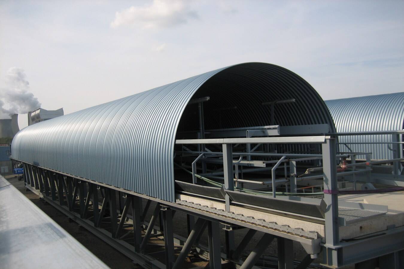 Achenbach offers the world’s largest variety of covers Achenbach GmbH Metalltechnik has been a well-known manufacturer of metal conveyor belt covers for many years and offers both standard and special solutions.
